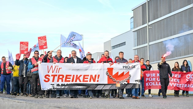 Arbeiterkammer-Präsident Andreas Stangl ging mit Gewerkschaftsvertretern und Betriebsräten von Engel beim Protestmarsch vorne weg. (Bild: Harald Dostal)