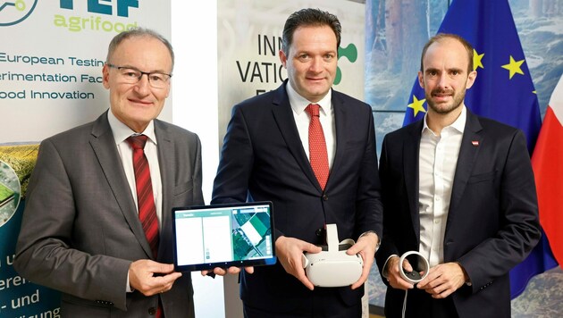Von links: KI-Experte Heinz Prankl, Landwirtschaftsminister Norbert Totschnig und Digitalisierung-Staatssekretär Florian Tursky (Bild: BKA/Aigner)
