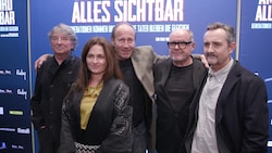 Cast und Crew von „Am Ende wird alles sichtbar“ bei der Premiere in Wien. (Bild: krone.tv)