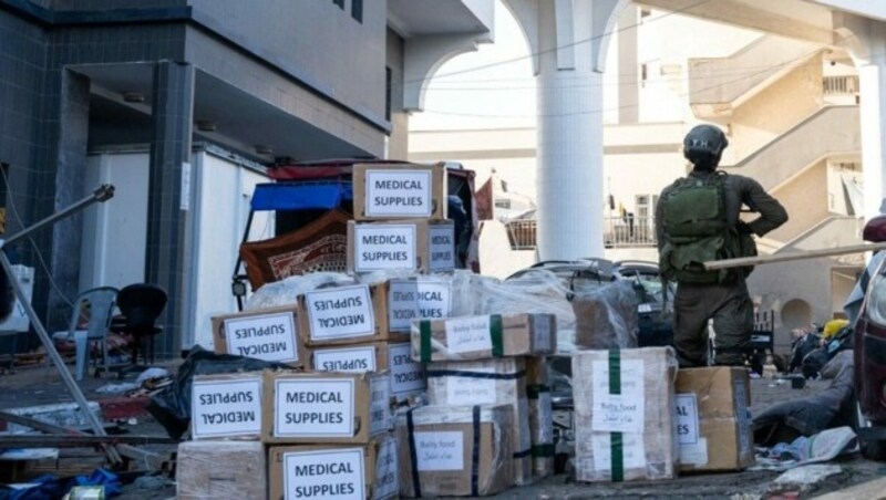 Ein Soldat neben medizinischen Gütern (Bild: AFP)