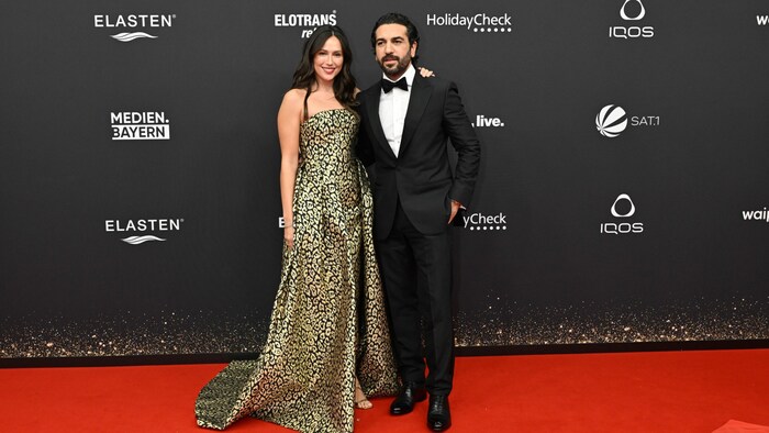 Eine Traumrobe in Gold und Schwarz trug Elyas M‘Bareks Ehefrau Jessica.