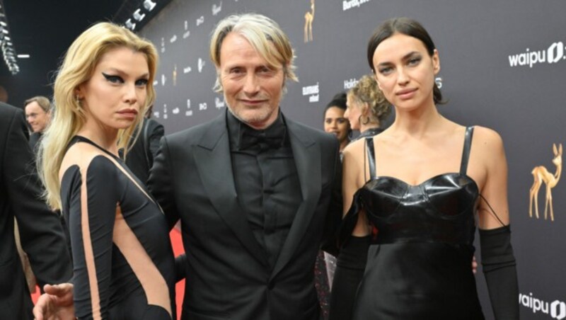 Zwei Topmodels und ein Hollywoodstar: Stella Maxwell und Irina Shayk begleiteten Mads Mikkelsen. (Bild: Peter Kneffel / dpa / picturedesk.com)