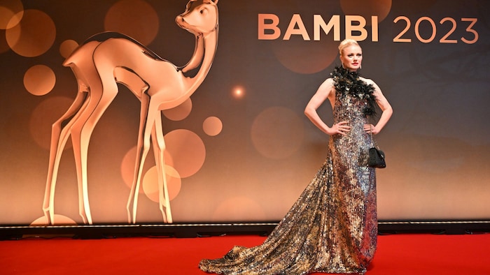 Franziska Knuppe in glamourösem Gold mit Schleppe.