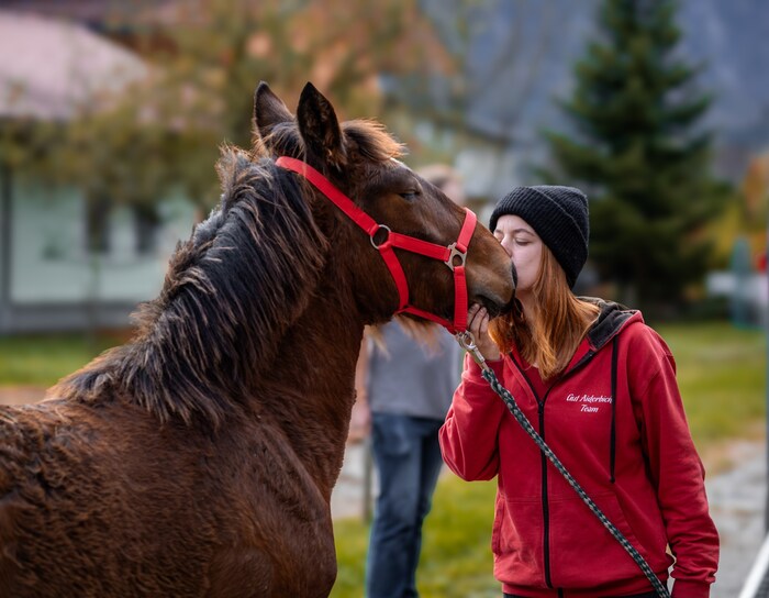 Fohlen Zafar und Tierpflegerin Lisa.