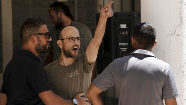 Ein israelischer Siedler verleiht seinem Unmut Ausdruck.  (Bild: AP)