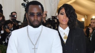 Sean „Diddy“ Combs mit seiner Ex-Freundin Cassie Ventura, die er in einem Hotelflur misshandelt hatte. (Bild: APA/AFP/ANGELA WEISS)