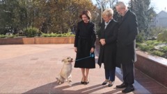 Hier ist alles wieder gut: Präsidentin Maia Sandu mit ihrem Hund Codrut, ihrer slowenischen Amtskollegin Natasa Pirc Musar und Bundespräsident Van der Bellen (Bild: Facebook/Maia Sandu)