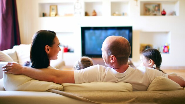 Außer Fernsehen wird dieser Tag regelmäßig zum Ausschlafen (46 Prozent) und Spazierengehen (39 Prozent) genutzt. (Bild: pressmaster - stock.adobe.com)