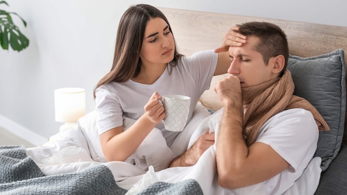 Mythos „Männergrippe“: Ist der Schnupfen oder Husten des Partners wirklich schlimmer?