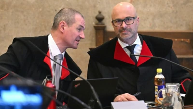 Die beiden Staatsanwälte Roland Koch und Gregor Adamovic (Bild: APA/HELMUT FOHRINGER)