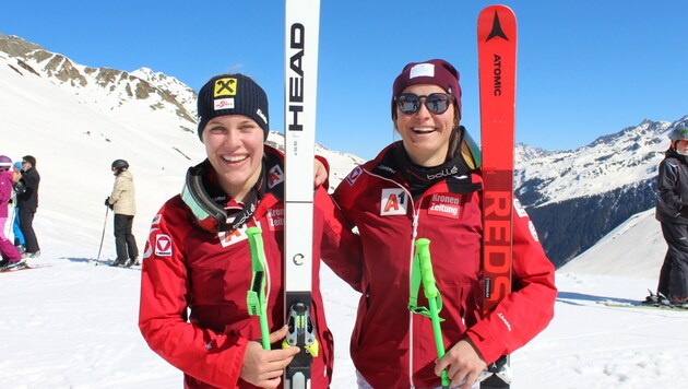 2022 jubelten Magdalena Egger (l.) und Emily Schöpf bei den österreichischen Meisterschaften über Gold und Bronze im Super-G. Auch heute würde das Ländle-Duo nur zu gerne gemeinsam lachen. (Bild: Peter Weihs/Kronenzeitung)