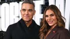 Robbie Williams und Ayda Field fliegen am liebsten First Class, ihre Kinder verbannen sie aber in die zweite Klasse. Den Grund verriet die Ehefrau des Sängers jetzt in einem Interview. (Bild: APA/Vianney Le Caer/Invision/AP)