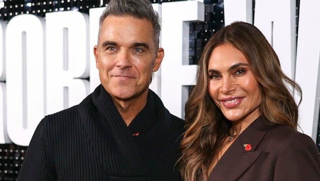 Robbie Williams und Ayda Field fliegen am liebsten First Class, ihre Kinder verbannen sie aber in die zweite Klasse. Den Grund verriet die Ehefrau des Sängers jetzt in einem Interview. (Bild: APA/Vianney Le Caer/Invision/AP)