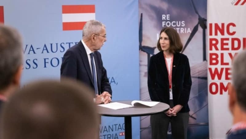 Van der Bellen (mit Pflaster auf der Hand) bei der Eröffnung des Wirtschaftsforums mit Amelie Groß, Vizepräsidentin der Wirtschaftskammer (Bild: X/@vanderbellen)