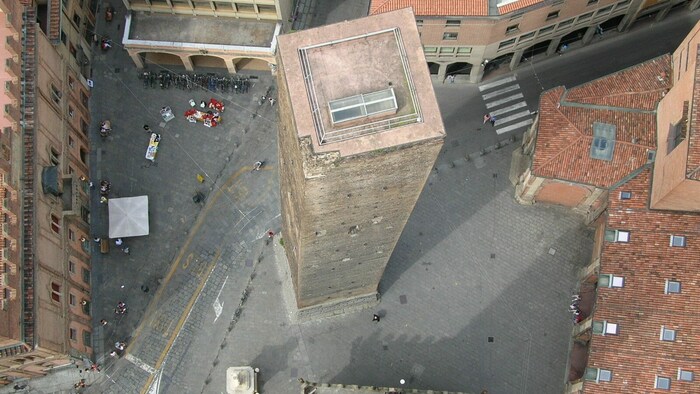 Der Garisenda-Turm, vom höheren Asinelli-Turm aus fotografiert