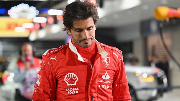 Carlos Sainz will miss the Saudi Arabian GP for health reasons. (Bild: APA/AFP/ANGELA WEISS)