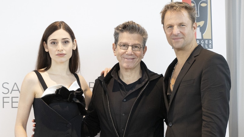 Deleila Piasko, Robert Carsen und Philipp Hochmair (v.l.n.r.) (Bild: APA/TOBIAS STEINMAURER)