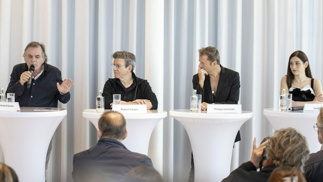Der Jedermann 2024 wird vorgestellt: M. Hinterhäuser, R. Carsen, P. Hochmair, D. Piakso (Bild: APA/TOBIAS STEINMAURER)