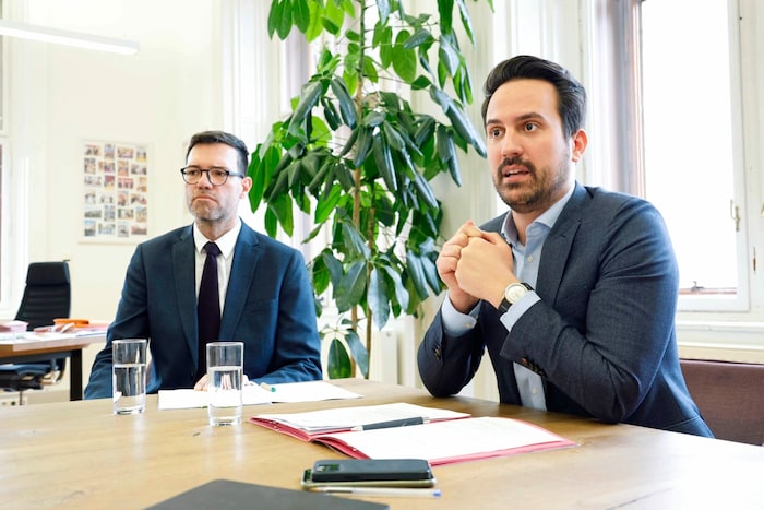 Vizebürgermeister Wiederkehr (re.) und Bildungsdirektor Himmer 