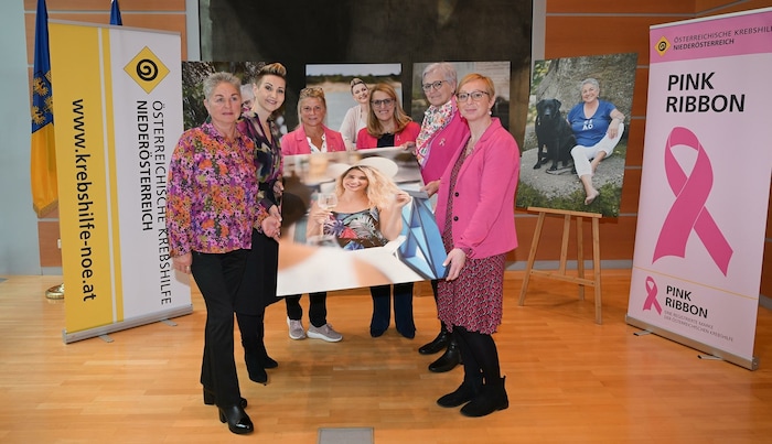 Krebs & Kraft: Die Wander-Ausstellung zeigt betroffene Frauen (im Bild mit Landesrätin ...