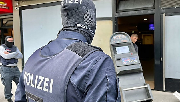 Kürzlich hob die Polizei 67 Automaten in Salzburg aus (Bild: Tschepp Markus)