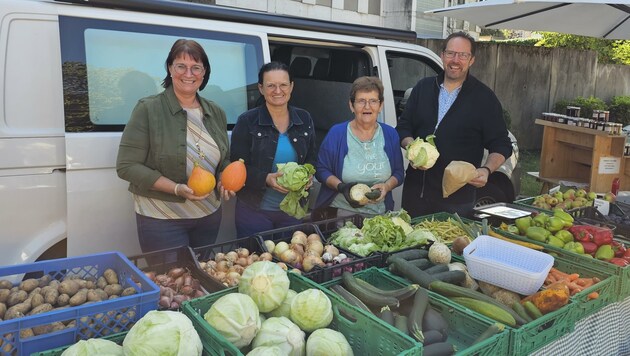 Bei Veronika Sabitzer (2. v. r.) werden die Vitaminspender gekauft (Bild: Volkspartei Amstetten)