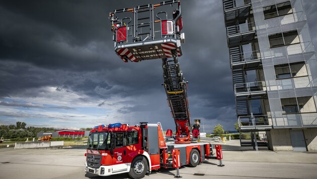 Die Drehleiter der Feuerwehr Tulln-Stadt ist einsatzbereit. (Bild: Matthias Fischer / www.fotomeist)