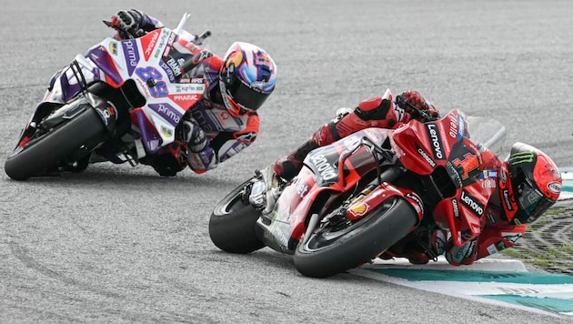 Zweikampf um die WM-Krone: Jorge Martin (l.) und Pecco Bagnaia (Bild: APA/AFP/MOHD RASFAN)