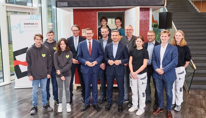 Energie AG-CEO Leonhard Schitter (4. v. l.) mit Vertretern von Kolpingsfamilie Linz, HTL 1 und B37 sowie den Landesräten Markus Achleitner und Wolfgang Hattmannsdorfer.