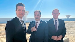 Von links: Die Minister Kaare Dybvad Bek (Dänemark), Kamel Feki (Tunesien) und Gerhard Karner (Österreich) bei der Eröffnung des neuen Ausbildungszentrums in der tunesischen Wüste (Bild: Innenministerium)