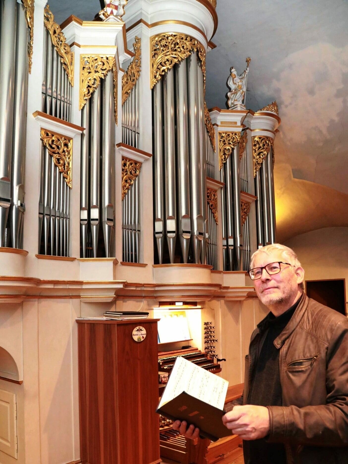 er Klagenfurter Domorganist Klaus Kuchling an der Mathis-Orgel.