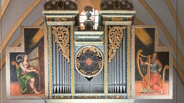 Die heilige Cäcilia, die Patronin der Kirchenmusik, an der linken Flügeltür der Orgel in der ...