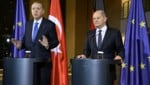 Bundeskanzler Olaf Scholz (r.) und der türkische Präsident Recep Tayyip Erdogan gaben am Freitag im Kanzleramt in Berlin eine gemeinsame Pressekonferenz. (Bild: APA/AFP/Tobias SCHWARZ)