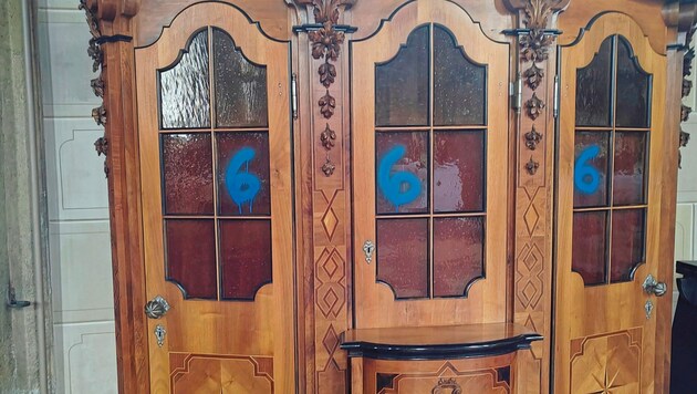 Auf den Beichtstuhl wurden die Zahlen „666“ gesprüht. (Bild: zoom.tirol)