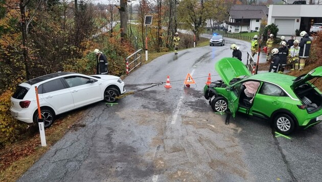 Bei der Ortseinfahrt Gnadenwald krachten die beiden Autos zusammen. (Bild: Zoom.Tirol, Krone KREATIV)