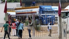 Ein Lastwagen mit Treibstoff bereitet sich auf die Überfahrt nach Rafah im südlichen Gazastreifen vor. Die Kämpfe zwischen Israel und der palästinensischen Gruppe Hamas sind derweil im Gange. (Bild: APA/AFP/SAID KHATIB)