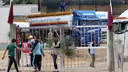 Ein Lastwagen mit Treibstoff bereitet sich auf die Überfahrt nach Rafah im südlichen Gazastreifen vor. Die Kämpfe zwischen Israel und der palästinensischen Gruppe Hamas sind derweil im Gange. (Bild: APA/AFP/SAID KHATIB)
