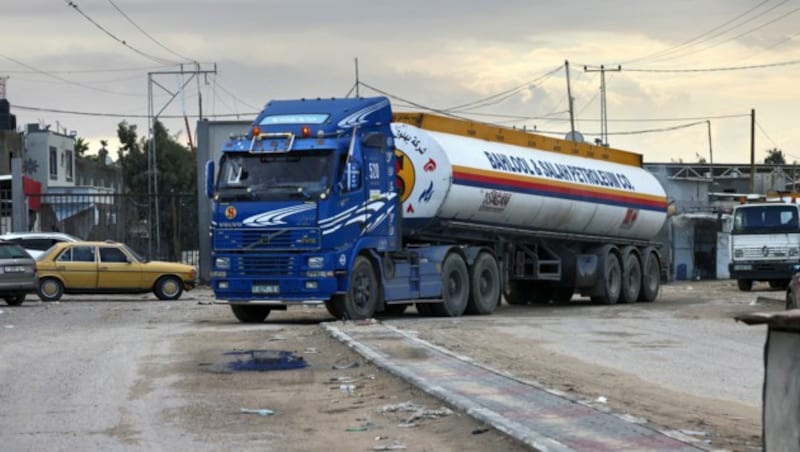 Ein Lastwagen mit Treibstoff im südlichen Gazastreifen (Bild: APA/AFP/SAID KHATIB)