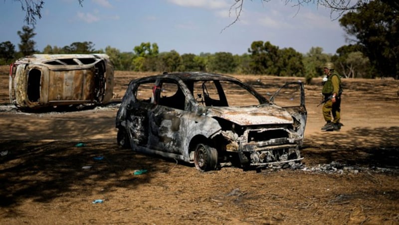 Ein ausgebrannter Wagen nach dem Überfall der Hamas auf das Supernova-Festival in der Nähe der Grenze zum Gazastreifen   (Bild: AP)