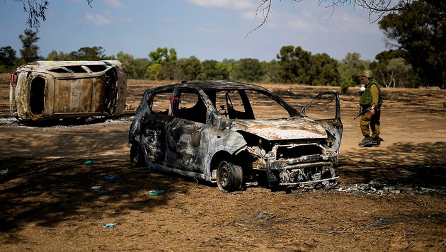 A Supernova fesztiválon történt mészárlás egyik túlélője arról számolt be, hogy a terroristák autókat gyújtottak fel, majd élve elégették bennük az embereket. (Bild: AP)