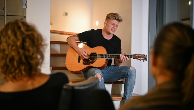 Thorsteinn Einarsson gab den Damen der „Krone“-Redaktion ein Privatkonzert. (Bild: Markus Wenzel)