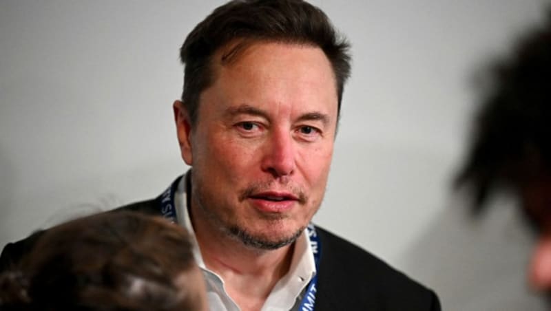 Elon Musk verliert wegen der Antisemitismusvorwürfe immer mehr Werbekunden. (Bild: APA/AFP/Pool/Leon Neal)