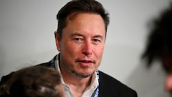 Elon Musk verliert wegen der Antisemitismusvorwürfe immer mehr Werbekunden. (Bild: APA/AFP/Pool/Leon Neal)