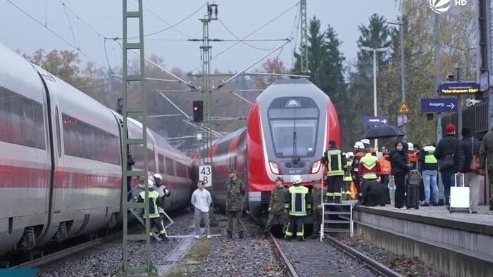 In Bayern wurden am Freitagnachmittag sieben Menschen bei einem Zusammenstoß von zwei Zügen ...