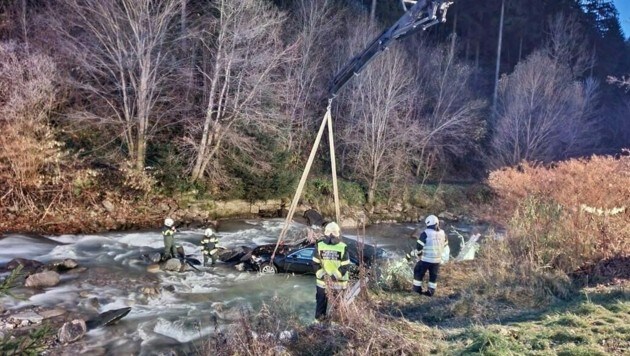 Der Pkw wurde per Kran aus dem Riegersbach gehievt. (Bild: FF Radenthein)