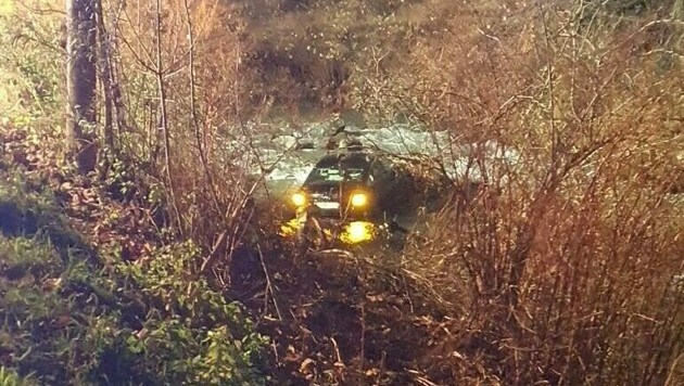 Der Wagen fuhr rund 80 Meter die Böschung hinab, ehe er gegen einen Baum krachte und im Bach landete. (Bild: FF Radenthein)