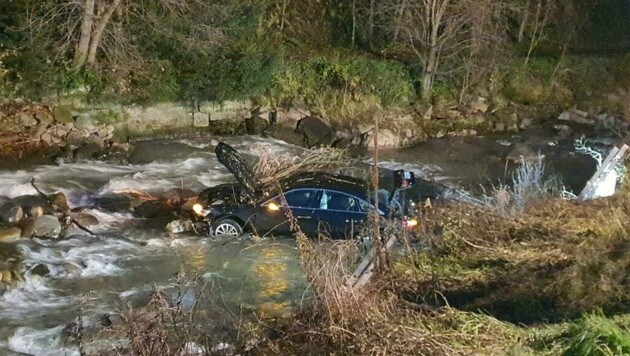 Der Lenker konnte sich selbst aus dem „versenkten“ Auto befreien. (Bild: FF Radenthein)