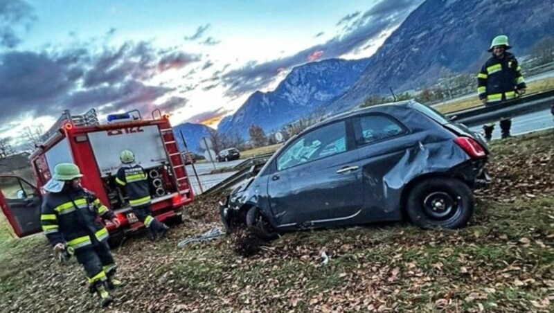 Die 18-jährige Autolenkerin musste von der Feuerwehr aus dem Wrack befreit werden. (Bild: FF Köttmannsdorf)