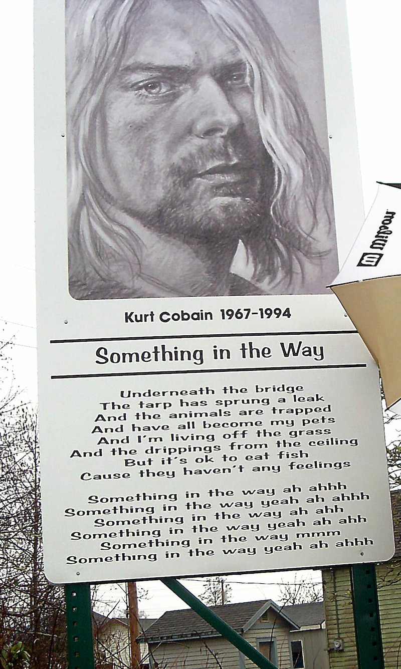 Porträt und ein Liedtext von Kurt Cobain auf einer Gedenktafel in der US-Stadt Aberdeen, wo der Nirvana-Sänger seine Jugend verbracht hat (Bild: dpa/Marco Mierke)