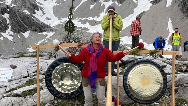 Die Mission von Karin Amann ist es, Menschen den Gong näher zu bringen. Ihre erste eigene Symphonie ist dem Dornbirner Rappenloch gewidmet. (Bild: zvg/Karin Amann)